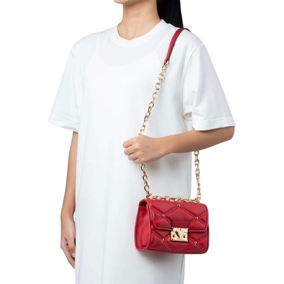 New! Michael Kors SM Flap XBody Serena Chili Quilted Stud Chain Mini Crossbody - Picture 2 of 16